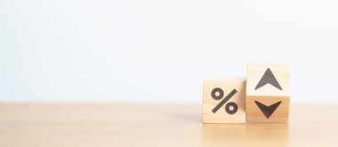 Tahta blok yüzdesi UP ve Down Arrow olarak değişiyor. Faiz oranı, GSYİH, borsa, finans, deflasyon ve enflasyon, sıralama, mortgage, borç, kredi ve ekonomik durgunluk kavramı