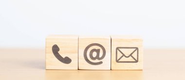 Bize ulaşın lütfen. Ağaç bloğu e-posta, telefon ve internet adresi işareti. Müşteri destek hattı, iş pazarlama, şirket, iletişim ve reklamcılık için