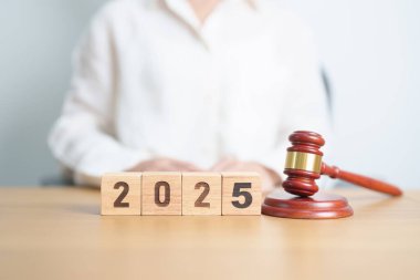 Yargıç Tokmak 'ın masasında mutlu yıllar 2025. Hukuk, avukat, yargı, adalet açık artırması ve teklif konsepti