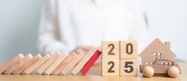 2025 yıllık ahşap blok ev ve araba modeliyle iş ikonuna dönüşüyor. Gayrimenkul kredisi, ev kredisi ve araba borcu, faiz oranı, risk yönetimi, sigorta ve ekonomik durgunluk