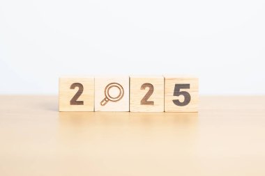 2025 blok ve büyüteç simgesi. SEO, Arama Motoru İyimserleştirme, işe alım, Reklam, Fikir, Strateji, Pazarlama, Anahtar Sözcük, İçerik ve Yeni Yıl Başlangıç kavramları
