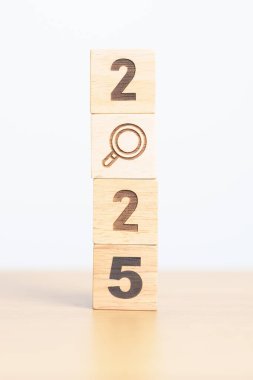 2025 blok ve büyüteç simgesi. SEO, Arama Motoru İyimserleştirme, işe alım, Reklam, Fikir, Strateji, Pazarlama, Anahtar Sözcük, İçerik ve Yeni Yıl Başlangıç kavramları