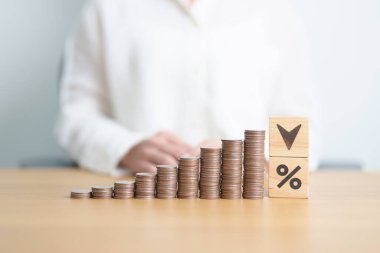 Tahta yüzdelik değişimi UP ve Down Arrow ve para yığını. Faiz oranı, GSYİH, borsa, finans, deflasyon ve enflasyon, sıralama, mortgage, borç, kredi ve ekonomik durgunluk