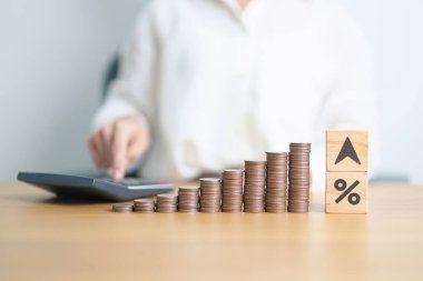 Tahta yüzdelik değişimi UP ve Down Arrow ve para yığını. Faiz oranı, GSYİH, borsa, finans, deflasyon ve enflasyon, sıralama, mortgage, borç, kredi ve ekonomik durgunluk