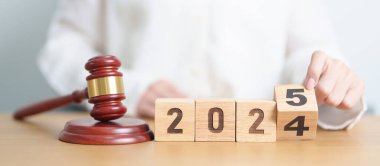 2024 'ün sonunda yeni yılın kutlu olsun 2025' e Yargıç tokmağıyla birlikte. Hukuk, avukat, yargı, adalet açık artırması ve teklif konsepti