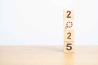 2025 blok ve büyüteç simgesi. SEO, Arama Motoru İyimserleştirme, işe alım, Reklam, Fikir, Strateji, Pazarlama, Anahtar Sözcük, İçerik ve Yeni Yıl Başlangıç kavramları