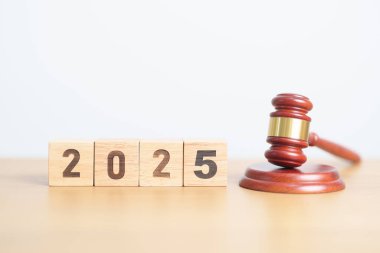 Yargıç Tokmak 'ın masasında mutlu yıllar 2025. Hukuk, avukat, yargı, adalet açık artırması ve teklif konsepti