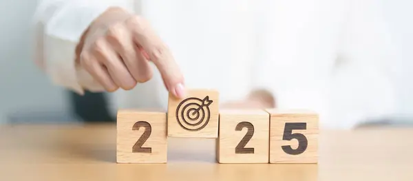 Dart tahtası simgesiyle 2025 yıllık blok. Hedef, Hedef, Çözünürlük, Strateji, Plan, Eylem, Görev, Motivasyon ve Yeni Yıl Başlangıç kavramları