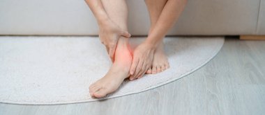 Kadın ayak bileği burkulması, tendonit ve Shin Splints ağrıları yüzünden bacak ağrısı çekiyor. yaralanma, sağlık ve tıbbi konsept