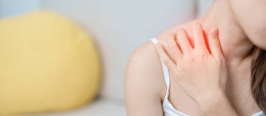 Omuz ve Boyun ağrısı çeken bir kadın. Miyofasyal ağrı sendromu, fibromiyalji, romatizma, skapüler ağrı, boyun omurgası. ergonomik kavram
