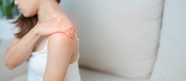 Omuz ve Boyun ağrısı çeken bir kadın. Miyofasyal ağrı sendromu, fibromiyalji, romatizma, skapüler ağrı, boyun omurgası. ergonomik kavram