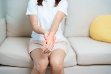 Evde bileği ağrıyan bir kadın, De Quervain 's tenosynovitis, ergonomic, Carpal Tunnel Sendromu veya Office sendromu ve Parkinson hastalığı konsepti nedeniyle kas ağrısı çeken bir kadın.