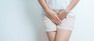 Karın ağrısı çeken bir kadın. Yumurtalık ve rahim ağzı kanseri, rahim ağzı rahatsızlığı, endometriyozis, histerektomi, rahim fibroidi, üreme, idrar, kandiyoz, regl, mide, hamilelik ve cinsellik.