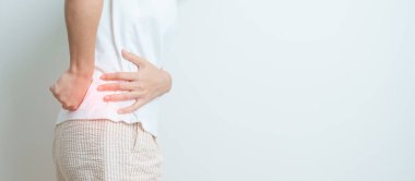 Evde sırt ağrısı çeken bir kadın. Piriforis Sendromu, bel ağrısı ve omurga baskısı nedeniyle kas ağrısı olan yetişkin bir kadın. Ofis sendromu ve tıbbi konsept