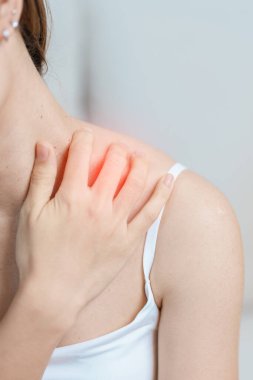 Omuz ve Boyun ağrısı çeken bir kadın. Miyofasyal ağrı sendromu, fibromiyalji, romatizma, skapüler ağrı, boyun omurgası. ergonomik kavram