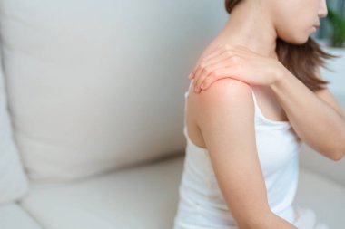 Omuz ve Boyun ağrısı çeken bir kadın. Miyofasyal ağrı sendromu, fibromiyalji, romatizma, skapüler ağrı, boyun omurgası. ergonomik kavram