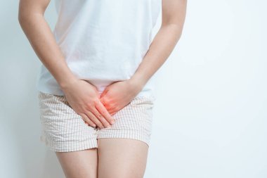 Karın ağrısı çeken bir kadın. Yumurtalık ve rahim ağzı kanseri, rahim ağzı rahatsızlığı, endometriyozis, histerektomi, rahim fibroidi, üreme, idrar, kandiyoz, regl, mide, hamilelik ve cinsellik.