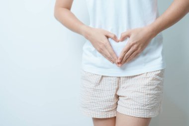 Karın bölgesinden kalp şeklinde bir kadın. Yumurtalık ve Servikal Kanser, Endometriyozis, Histektomi, Rahim fibroidi, Üreme, Adet, Mide, Hamilelik ve Cinsel Hastalıklar Konsepti