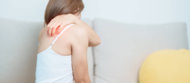 Omuz ve Boyun ağrısı çeken bir kadın. Miyofasyal ağrı sendromu, fibromiyalji, romatizma, skapüler ağrı, boyun omurgası. ergonomik kavram