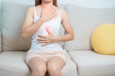 Gastroözofagus Reflü Hastalığı veya GERD, Asit Reflü Hastalığı, Gastro Özofagus veya GORD ve Dispepsi Konsepti. Kadın sindirim sistemi sorunu yüzünden karın ağrısı ve Esophageal ağrı çekiyor.
