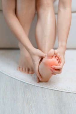 Evde yalınayak acı çeken bir kadın. Ayak ağrısı Plantar fasiiti ve uzun zamandır uyanık. Sağlık ve Tıp Konsepti