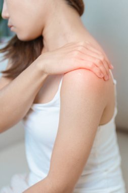 Omuz ve Boyun ağrısı çeken bir kadın. Miyofasyal ağrı sendromu, fibromiyalji, romatizma, skapüler ağrı, boyun omurgası. ergonomik kavram