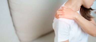 Omuz ve Boyun ağrısı çeken bir kadın. Miyofasyal ağrı sendromu, fibromiyalji, romatizma, skapüler ağrı, boyun omurgası. ergonomik kavram