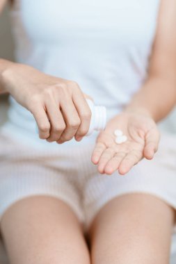 Kadının elinde kanepede ağrı kesici vardı. Baş ağrısı, mide ağrısı, gıda zehirlenmesi, endometriyozis, histerektomi ve regl ağrıları için.
