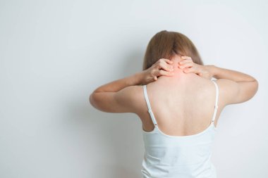 Evde Neck ve Omuz ağrısı çeken bir kadın. Miyofasyal ağrı sendromu, fibromiyalji, romatizma, skapüler ağrı, boyun omurgası. ergonomik kavram
