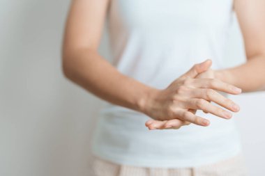 Cilt bakım losyonu ve cilt kremi nemlendirici, güneş kremi ve sağlıklı günlük rutin kavramlar. Güzellik Kadın nemlendirici cilt kremi uyguluyor.