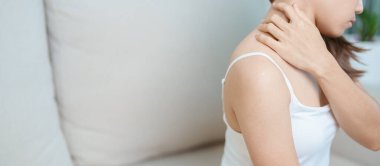 Evde Neck ve Omuz ağrısı çeken bir kadın. Miyofasyal ağrı sendromu, fibromiyalji, romatizma, skapüler ağrı, boyun omurgası. ergonomik kavram