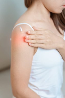 Eklem iltihabı ve kas ağrısı giderici krem konsepti. Omuz ve Kol ağrısı çeken bir kadın. Miyofasyal ağrı sendromu, fibromiyalji, romatizma, skapüler ağrı, boyun omurgası...