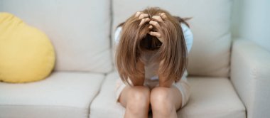 Stres, hüzünlü ve mutsuz kavramlar. Yalnız Asyalı kadın baş ağrısı çekiyor, genç bayan hayal kırıklığına uğramış, bitkin ve acı çekiyor.