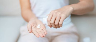 Kadının elinde kanepede ağrı kesici vardı. Baş ağrısı, mide ağrısı, gıda zehirlenmesi, endometriyozis, histerektomi ve regl ağrıları için.