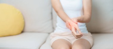 Evde bileği ağrıyan bir kadın, De Quervain 's tenosynovitis, ergonomic, Carpal Tunnel Sendromu veya Office sendromu ve Parkinson hastalığı konsepti nedeniyle kas ağrısı çeken bir kadın.