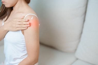 Eklem iltihabı ve kas ağrısı giderici krem konsepti. Omuz ve Kol ağrısı çeken bir kadın. Miyofasyal ağrı sendromu, fibromiyalji, romatizma, skapüler ağrı, boyun omurgası...