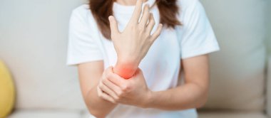 Evde bileği ağrıyan bir kadın, De Quervain 's tenosynovitis, ergonomic, Carpal Tunnel Sendromu veya Office sendromu ve Parkinson hastalığı konsepti nedeniyle kas ağrısı çeken bir kadın.