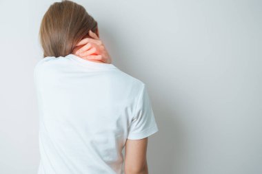 Evde Neck ve Omuz ağrısı çeken bir kadın. Miyofasyal ağrı sendromu, fibromiyalji, romatizma, skapüler ağrı, boyun omurgası. ergonomik kavram