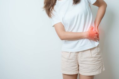 Evde sırt ağrısı çeken bir kadın. Piriforis Sendromu, bel ağrısı ve omurga baskısı nedeniyle kas ağrısı olan yetişkin bir kadın. Ofis sendromu ve tıbbi konsept