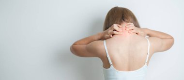 Evde Neck ve Omuz ağrısı çeken bir kadın. Miyofasyal ağrı sendromu, fibromiyalji, romatizma, skapüler ağrı, boyun omurgası. ergonomik kavram