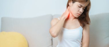 Evde Neck ve Omuz ağrısı çeken bir kadın. Miyofasyal ağrı sendromu, fibromiyalji, romatizma, skapüler ağrı, boyun omurgası. ergonomik kavram
