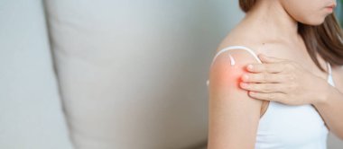 Eklem iltihabı ve kas ağrısı giderici krem konsepti. Omuz ve Kol ağrısı çeken bir kadın. Miyofasyal ağrı sendromu, fibromiyalji, romatizma, skapüler ağrı, boyun omurgası...