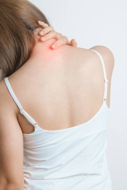 Evde Neck ve Omuz ağrısı çeken bir kadın. Miyofasyal ağrı sendromu, fibromiyalji, romatizma, skapüler ağrı, boyun omurgası. ergonomik kavram