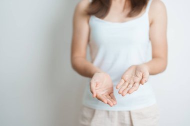 Cilt bakım losyonu ve cilt kremi nemlendirici, güneş kremi ve sağlıklı günlük rutin kavramlar. Güzellik Kadın nemlendirici cilt kremi uyguluyor.