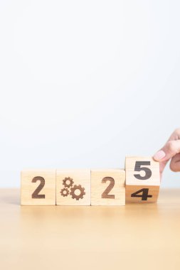 2024 yıllık değişim, 2025 yıllık blok ve vites simgesi. İş Süreci, Takım Çalışması, Hedef, Çözünürlük, Strateji, Plan, Eylem, motivasyon, değişim, beyin fırtınası ve Yeni Yıl Kavramları