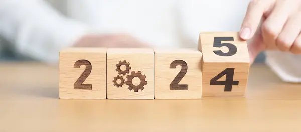 2024 yıllık değişim, 2025 yıllık blok ve vites simgesi. İş Süreci, Takım Çalışması, Hedef, Çözünürlük, Strateji, Plan, Eylem, motivasyon, değişim, beyin fırtınası ve Yeni Yıl Kavramları