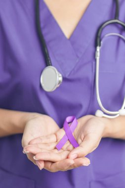 Şiddet, Pankreas, Özofagus, Testis kanseri, Alzheimer, epilepsi, lupus, Sarkoidoz ve Fibromiyalji için mor kurdele tutan doktor. Farkındalık ayı ve Dünya Kanser Günü konsepti