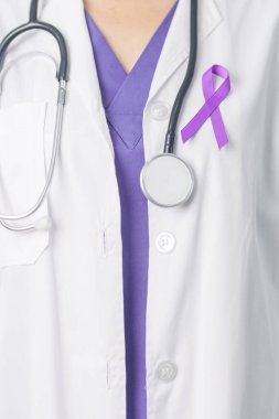 Şiddet, Pankreas, Özofagus, Testis kanseri, Alzheimer, epilepsi, lupus, Sarkoidoz ve Fibromiyalji için mor kurdele tutan doktor. Farkındalık ayı ve Dünya Kanser Günü konsepti