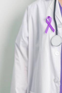 Şiddet, Pankreas, Özofagus, Testis kanseri, Alzheimer, epilepsi, lupus, Sarkoidoz ve Fibromiyalji için mor kurdele tutan doktor. Farkındalık ayı ve Dünya Kanser Günü konsepti
