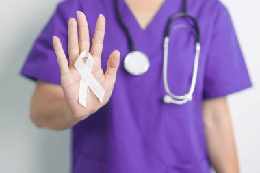 Kadınlara Karşı Şiddeti Durdurun ve Kasım Akciğer Kanseri Farkındalığı Ayı. Beyaz kurdeleli doktor hastanede. Sağlık ve Dünya Kanser Günü konsepti